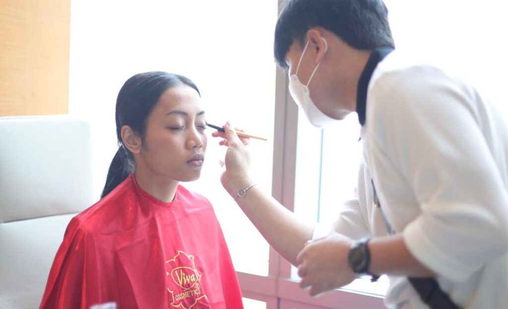 VIVA Cosmetics Resmi Jadi Penata Rias dan Rambut Front Row Paris 2022