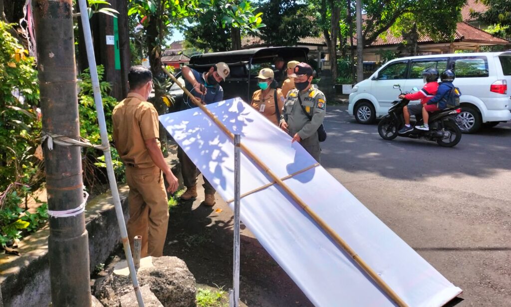 Tim Kecamatan Denpasar Barat Tertibkan 12 Spanduk Tidak Berizin