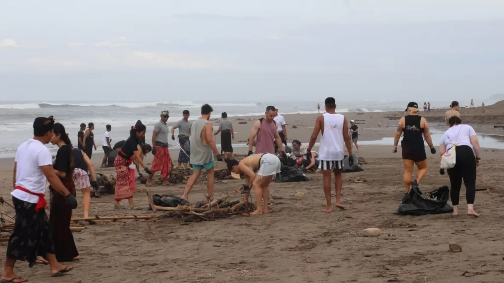 THE HAVEN SUITES Bali Berawa bersihkan Pantai Berawa