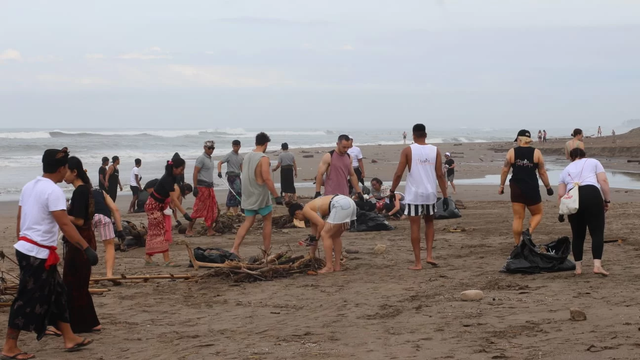 THE HAVEN SUITES Bali Berawa Ajak Masyarakat Bersih-bersih Pantai Berawa THE HAVEN SUITES Bali Berawa bersihkan Pantai Berawa