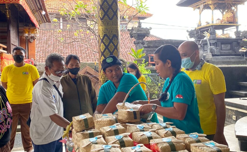 SOS Indonesia bersama IHG Bali Bagikan Makanan ke Masyarakat Kurang Mampu