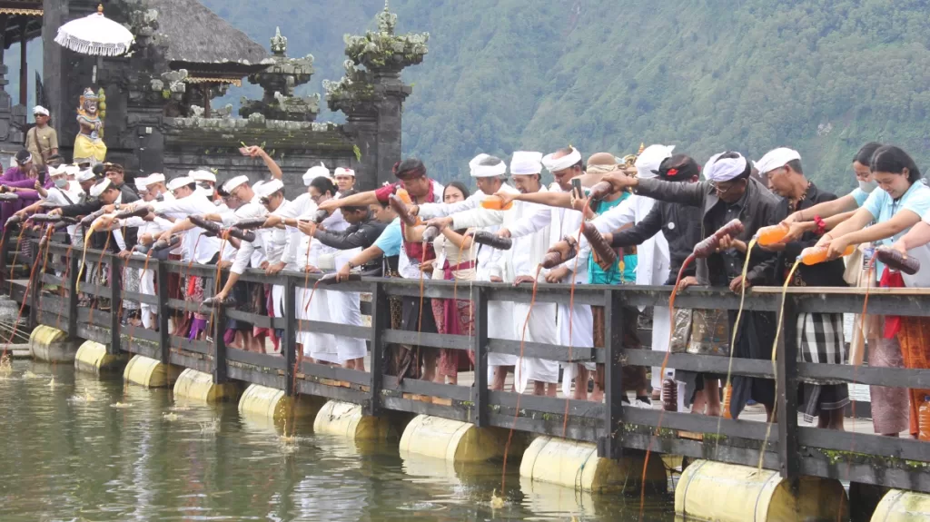 Pegiat Lingkungan Taburkan Eco-Enzym di Danau Batur.
