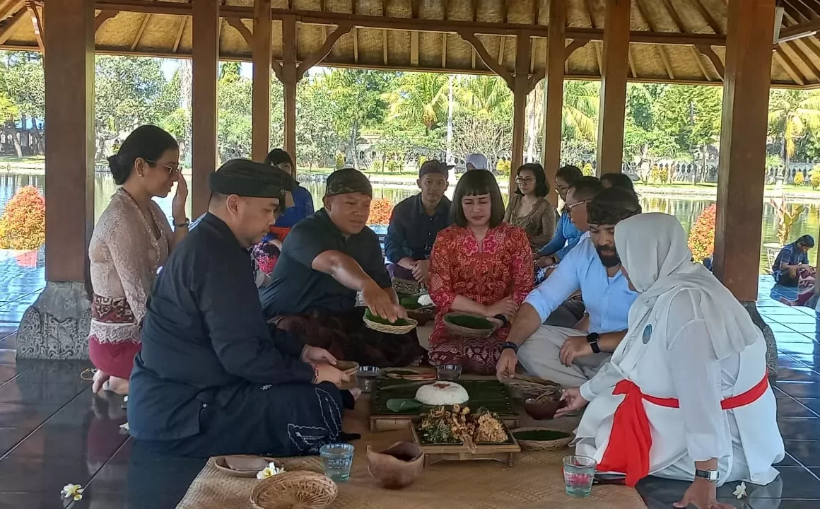 Hubungkan Budaya Qatar dan Indonesia, Tradisi Megibung Jadi Pembuka Rangkaian Culinary Journey di Bali Tradisi Megibung Jadi Pembuka Rangkaian Culinary Journey di Bali