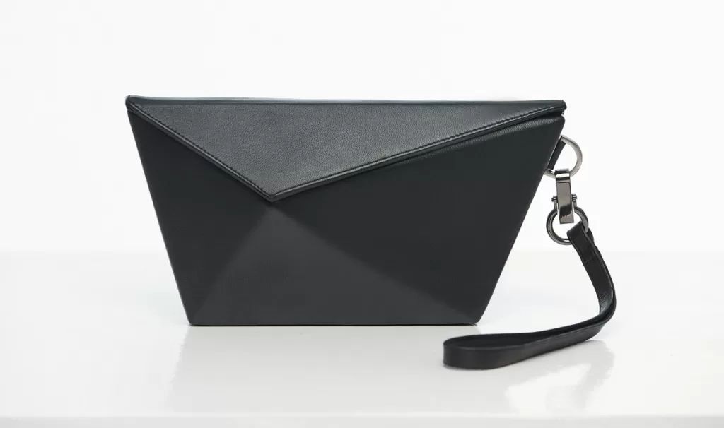 DESU x United Nude meluncurkan tas kulit Asymmetric Clutch.