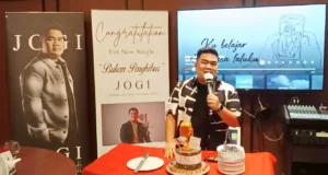 Jogi The Voice Indonesia Rilis Lagu Galau bertajuk “Bukan Penghibur” Jogi rilis single kedua “Bukan Penghibur” di Denpasar, Selasa (18/7).