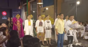Motif Kain Bali Berpotensi Menjadi Ciri Khas Fashion Indonesia Viva Cosmetics menjadi official make up dan hair do dalam Bali Fashion Trend 2023.