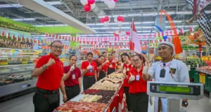 Hypermart Rayakan Hari Kemerdekan RI ke-78 dengan Rangkaian Mini Donat Terpanjang Hypermart Rayakan Hari Kemerdekan RI ke-78 dengan Rangkai Mini Donat Terpanjang