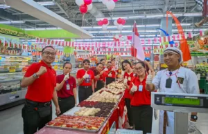 Hypermart Rayakan Hari Kemerdekan RI ke-78 dengan Rangkaian Mini Donat Terpanjang Hypermart Rayakan Hari Kemerdekan RI ke-78 dengan Rangkai Mini Donat Terpanjang