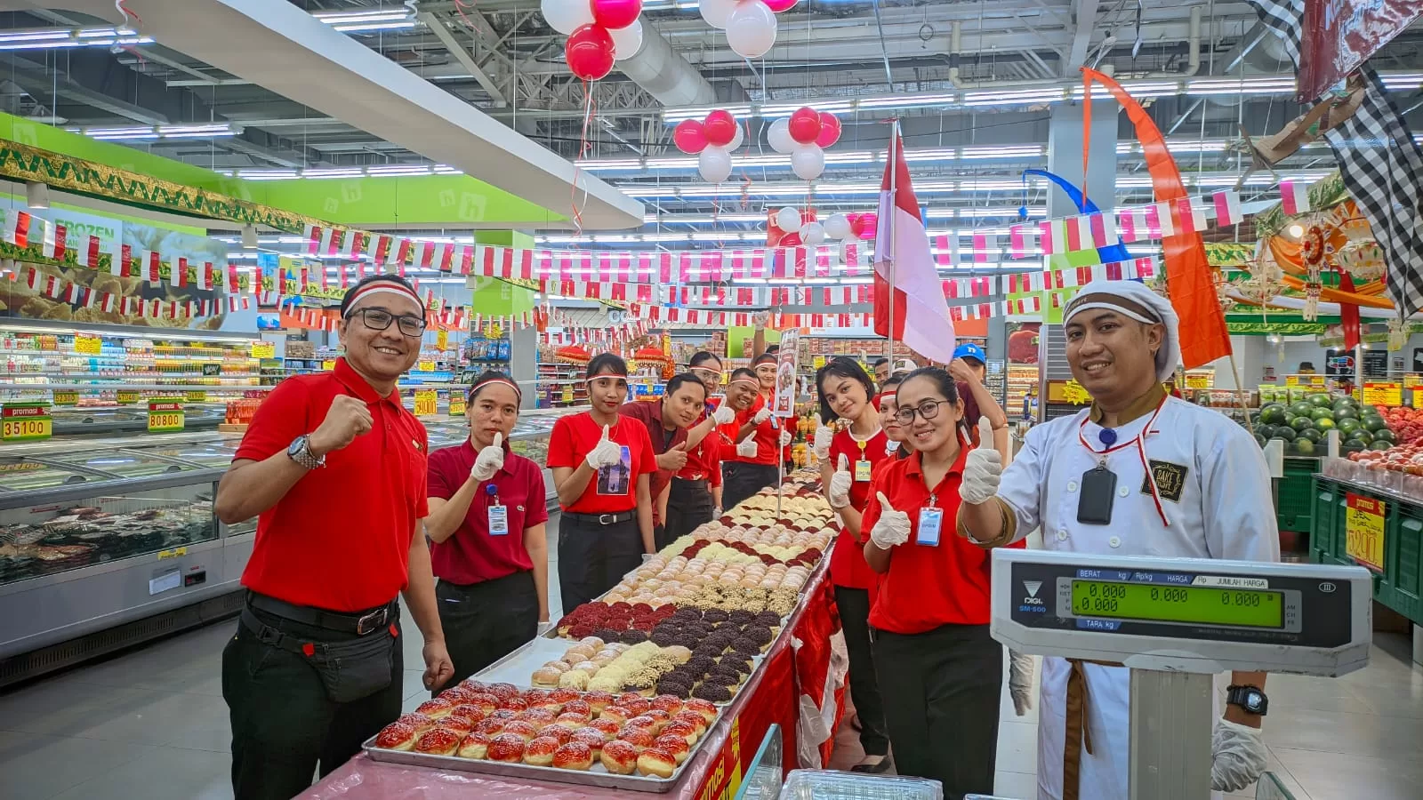 Hypermart Rayakan Hari Kemerdekan RI ke-78 dengan Rangkai Mini Donat Terpanjang