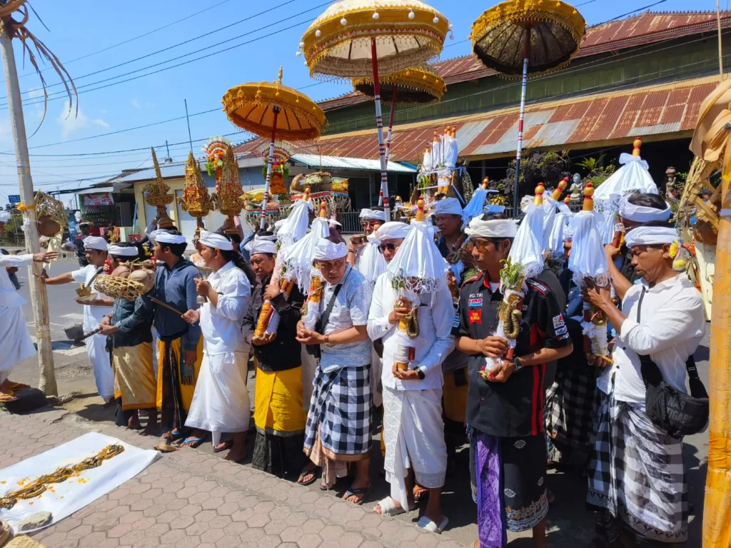 Lima tirta dari lima gunung di Jawa dan Lombok tiba di Pura Ulun Danu Batur, Senin (9/10).