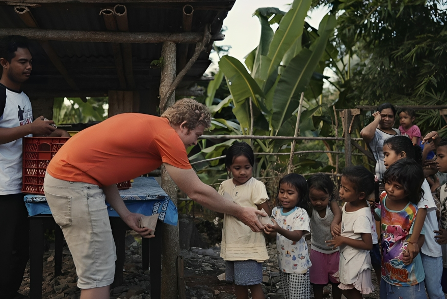 Alila Seminyak dengan Plastic Angels Bantu Anak-anak Pemungut Sampah di Bali