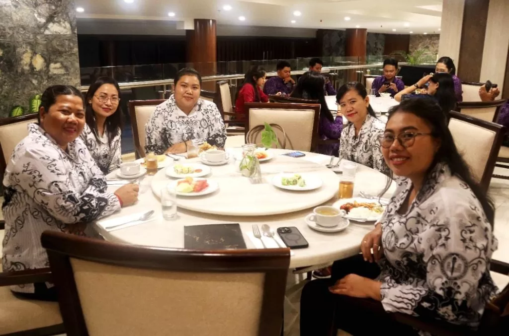 Marble 8 Restaurant Kuta Rayakan Hari Guru