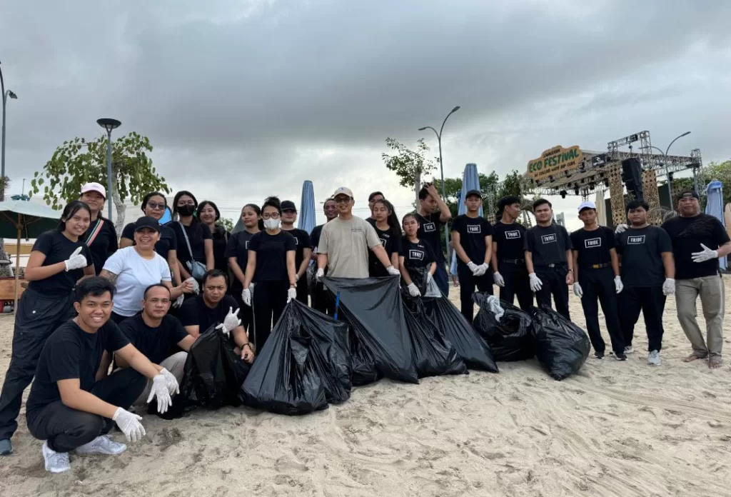 Tribe Bali Kuta dan Rip Curl Bersatu Bersihkan Pantai Kuta