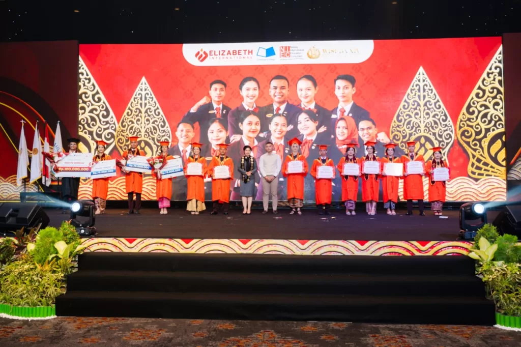 Elizabeth Internasional Gelar wisuda ke-14 di Bali Nusa Dua Convention Center (BNDCC), Jumat (22/12/2023).