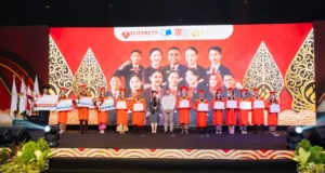 Elizabeth Internasional Gelar wisuda ke-14, Penyerapan Lulusan ke Dunia Kerja Capai 90 Persen Elizabeth Internasional Gelar wisuda ke-14 di Bali Nusa Dua Convention Center (BNDCC), Jumat (22/12/2023).