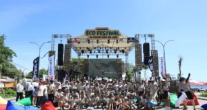 Eco Festival Dibuka dengan Beach Clean Up, Rip Curl Berhasil Kumpulkan 513Kg Sampah di Pantai Kuta Samudera Eco Festival di Kuta Beach Skate Park, Sabtu (16/12/2023)