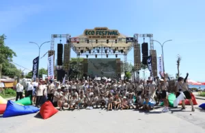 Eco Festival Dibuka dengan Beach Clean Up, Rip Curl Berhasil Kumpulkan 513Kg Sampah di Pantai Kuta Samudera Eco Festival di Kuta Beach Skate Park, Sabtu (16/12/2023)
