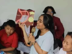 Satu Anak Satu Buku, Adya Foundation Gandeng Generasi Muda Optimalisasi Pemberdayaan Anak Melalui Literasi Zeni Natalya memperkenalkan salah satu buku Adya kepada anak-anak di rumah belajar Rotary. (ist)