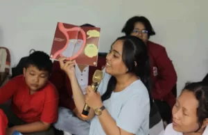 Satu Anak Satu Buku, Adya Foundation Gandeng Generasi Muda Optimalisasi Pemberdayaan Anak Melalui Literasi Zeni Natalya memperkenalkan salah satu buku Adya kepada anak-anak di rumah belajar Rotary. (ist)