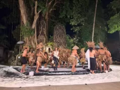 Melukis di Atas Kain Sepanjang 25 Meter, Made Djirna Tampilkan Pertunjukan Memukau di Museum ARMA Ubud Made Djirna Tampilkan Pertunjukan Memukau di Museum ARMA Ubud