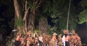 Melukis di Atas Kain Sepanjang 25 Meter, Made Djirna Tampilkan Pertunjukan Memukau di Museum ARMA Ubud Made Djirna Tampilkan Pertunjukan Memukau di Museum ARMA Ubud