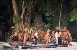 Melukis di Atas Kain Sepanjang 25 Meter, Made Djirna Tampilkan Pertunjukan Memukau di Museum ARMA Ubud Made Djirna Tampilkan Pertunjukan Memukau di Museum ARMA Ubud