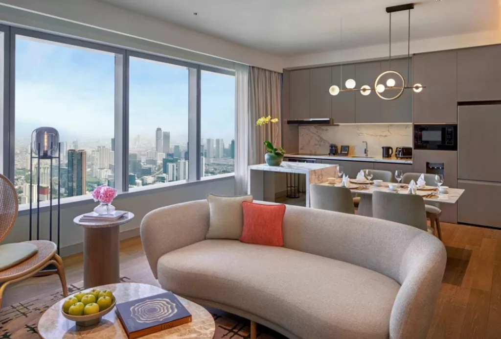 Ruang Tamu di Suite dengan Dua Kamar Tidur di PARKROYAL Serviced Suites Jakarta