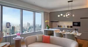 Pembukaan PARKROYAL Serviced Suites Jakarta Jadi Langkah Pertama Pan Pacific Hotels Group di Ibu Kota Ruang Tamu di Suite dengan Dua Kamar Tidur di PARKROYAL Serviced Suites Jakarta
