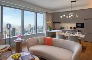 Pembukaan PARKROYAL Serviced Suites Jakarta Jadi Langkah Pertama Pan Pacific Hotels Group di Ibu Kota Ruang Tamu di Suite dengan Dua Kamar Tidur di PARKROYAL Serviced Suites Jakarta