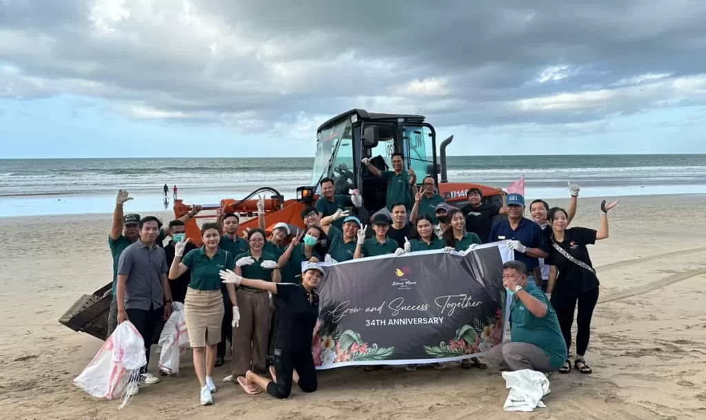 Aksi bersih pantai Kuta pada Sabtu (13/1) serangkaian HUT ke-34 Grand Istana Rama Hotel Kuta.