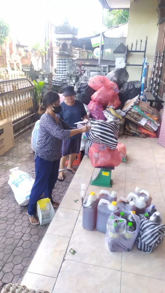 Pengumpulan sampah di Bank Sampah Mawar, Banjar Tengah, Kelurahan Peguyangan, Denpasar Utara, Minggu (7/4). (ist)
