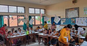 Promosikan Keindahan Buku, Cara SDN 17 Kesiman Peringati Hari Buku Sedunia 2024 Peringatan Hari Buku Sedunia 2024 di SDN 17 Kesiman, Denpasar.
