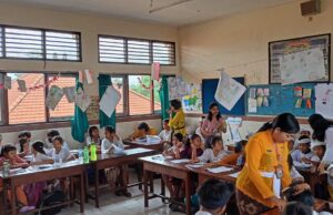 Promosikan Keindahan Buku, Cara SDN 17 Kesiman Peringati Hari Buku Sedunia 2024 Peringatan Hari Buku Sedunia 2024 di SDN 17 Kesiman, Denpasar.