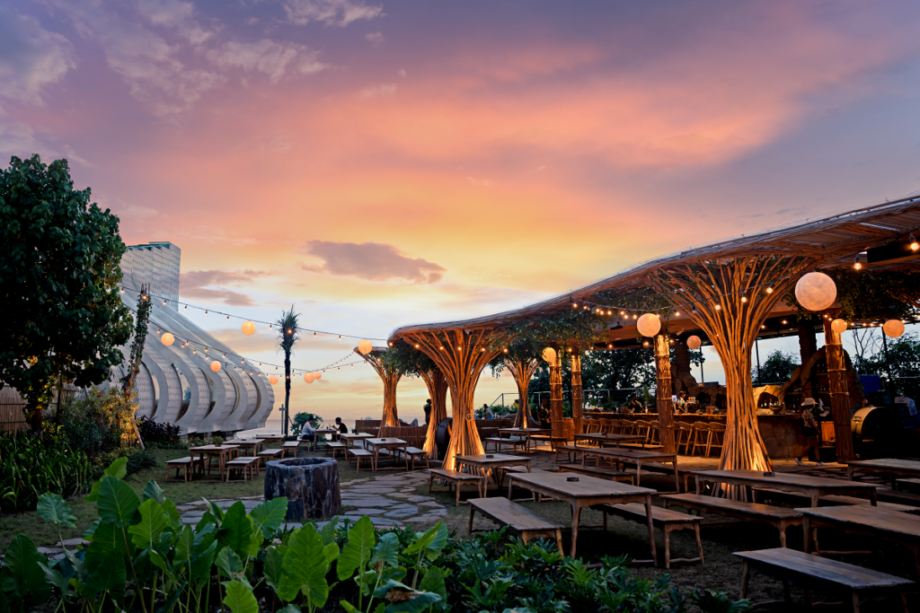 LUNA Beer Garden di LUNA Beach Club.