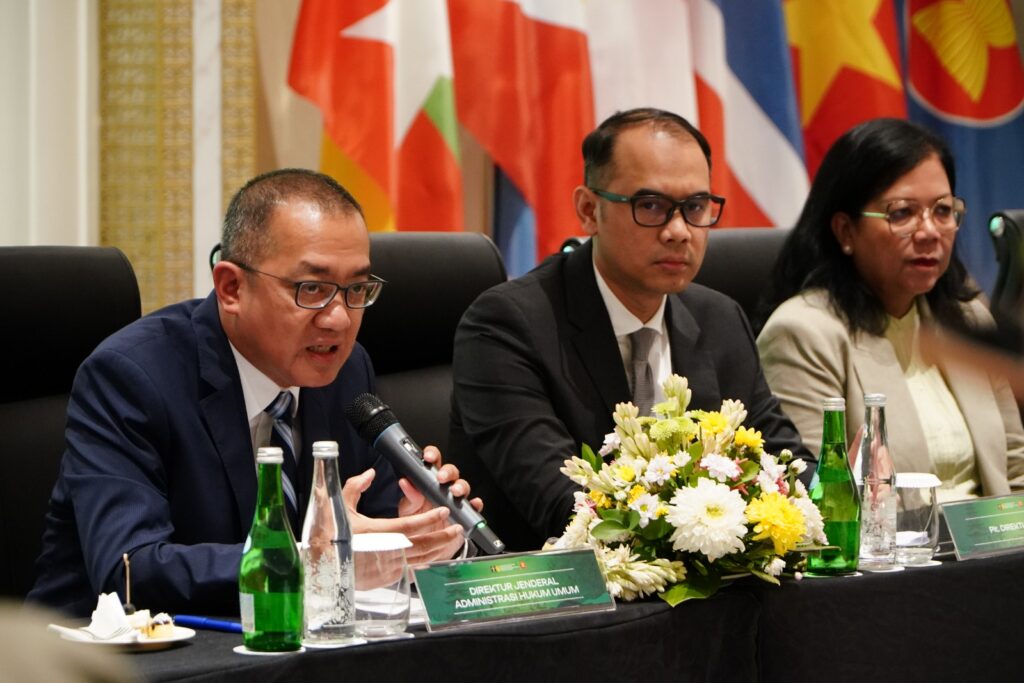 Direktur Jenderal Administrasi Hukum Umum (AHU) Kemenkumham Cahyo R. Muzhar (kiri). (Ist)