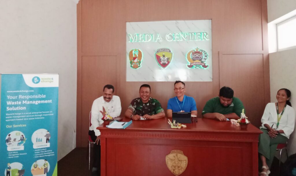 Media Briefing Waste4Change dan IATPI, di Media Center Makorem 163/Wira Satya, Denpasar, Jumat (17/5/2024).