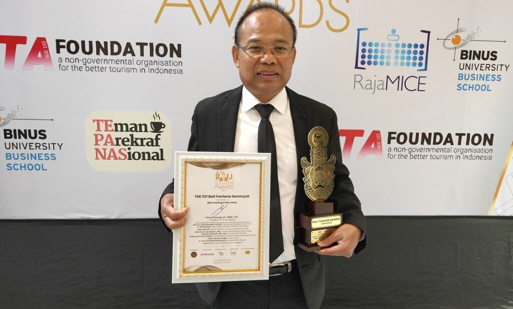 I Wayan Karta, General Manager The 1O1 Bali Fontana Seminyak saat menerima pengargaan pada ajang Bali Tourism Awards, Selasa (6/8/2024).