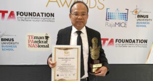 The 1O1 Bali Fontana Seminyak Raih Penghargaan “Bali Leading 4-Star Hotel” I Wayan Karta, General Manager The 1O1 Bali Fontana Seminyak saat menerima pengargaan pada ajang Bali Tourism Awards, Selasa (6/8/2024).