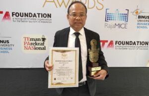 The 1O1 Bali Fontana Seminyak Raih Penghargaan “Bali Leading 4-Star Hotel” I Wayan Karta, General Manager The 1O1 Bali Fontana Seminyak saat menerima pengargaan pada ajang Bali Tourism Awards, Selasa (6/8/2024).