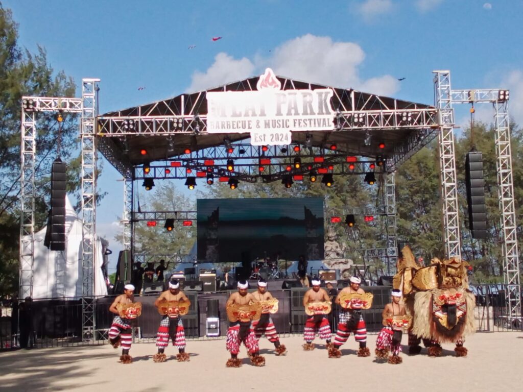 Pertunjukan budaya pada pembukaan Bali Meat Park di Taman Inspirasi Muntig Siokan, Sanur, Denpasar, pada Sabtu (14/9/2024).