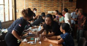 Peduli Lansia, UNBI Gelar Pemeriksaan Kesehatan di Pengubengan Kauh, Badung