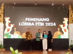 Lestarikan Bahasa Bali, Ratusan Murid SD dan SMP Ikuti Festival Tunas Bahasa Ibu 2024 Sekda Dewa Made Indra menyerahkan piala kepada pemenang salah satu kategori di Festival Tunas Bahasa Ibu 2024.