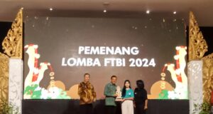 Lestarikan Bahasa Bali, Ratusan Murid SD dan SMP Ikuti Festival Tunas Bahasa Ibu 2024 Sekda Dewa Made Indra menyerahkan piala kepada pemenang salah satu kategori di Festival Tunas Bahasa Ibu 2024.