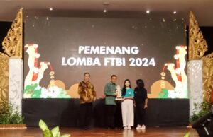 Lestarikan Bahasa Bali, Ratusan Murid SD dan SMP Ikuti Festival Tunas Bahasa Ibu 2024 Sekda Dewa Made Indra menyerahkan piala kepada pemenang salah satu kategori di Festival Tunas Bahasa Ibu 2024.