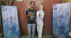 Sandrina Malakiano Luncurkan Album Perdana Bertajuk AIR, Perayaan Kekuatan dan Kehidupan Perempuan Sandrina Malakiano (kanan) bersama Ian J Stevenson, pada jumpa pers peluncuran album perdana bertajuk Air, Rabu (20/11).