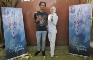 Sandrina Malakiano Luncurkan Album Perdana Bertajuk AIR, Perayaan Kekuatan dan Kehidupan Perempuan Sandrina Malakiano (kanan) bersama Ian J Stevenson, pada jumpa pers peluncuran album perdana bertajuk Air, Rabu (20/11).