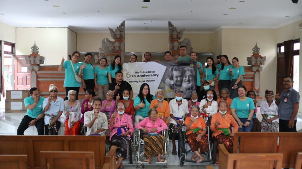 Rayakan HUT ke-6, The Cakra Hotel Berbagi Kebahagiaan dengan Panti Sosial Tresna Werda Wana Seraya