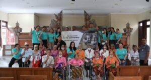 Rayakan HUT ke-6, The Cakra Hotel Berbagi Kebahagiaan dengan Panti Sosial Tresna Werda Wana Seraya Rayakan HUT ke-6, The Cakra Hotel Berbagi Kebahagiaan dengan Panti Sosial Tresna Werda Wana Seraya