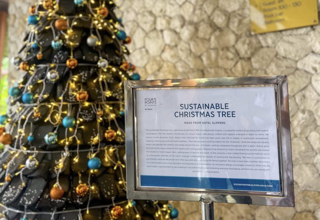 Four Points By Sheraton Bali, Ungasan Hadirkan Inovasi Pohon Natal dari 1.000 Sandal Hotel Bekas