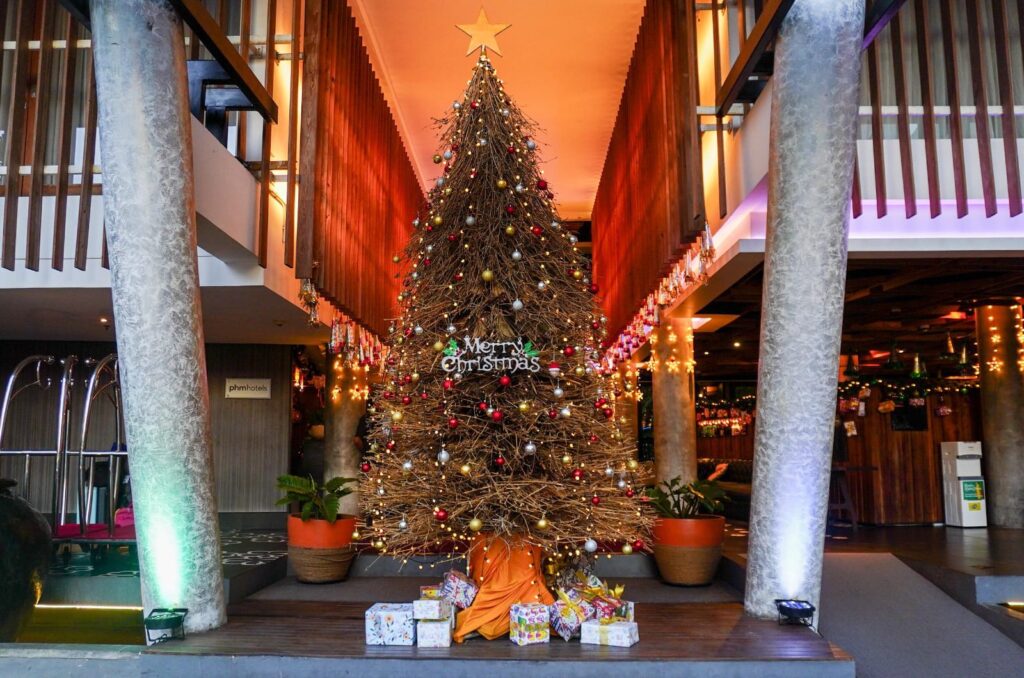 Perpaduan Pesona Tropis dan Kemewahan Perayaan Natal dan Tahun Baru di The 101 Bali Fontana Seminyak.